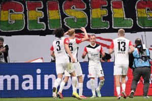 سجل جوتزه بينما تفوق آينتراخت فرانكفورت على شتوتغارت الذي لعب بعشرة لاعبين ليتصدر المركز الثالث في البوندسليجا.