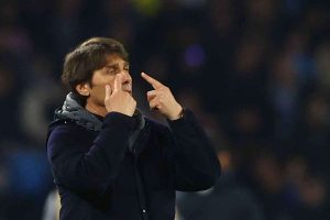 أنطونيو كونتي في قمة السعادة بعد أن أعاد نابولي إحياء آمال الفوز بلقب الدوري الإيطالي بفوزه على ميلان