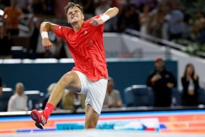 منسيك يقدّر مصافحة ميسي المحظوظة، ويصف خصمه في نهائي ميامي، ديوكوفيتش، بأنه "أكبر قدوة له".