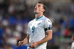 يقود كريس وود، قائد منتخب "أول وايتس"، حملة لصنع التاريخ في كأس العالم هذا الأسبوع.