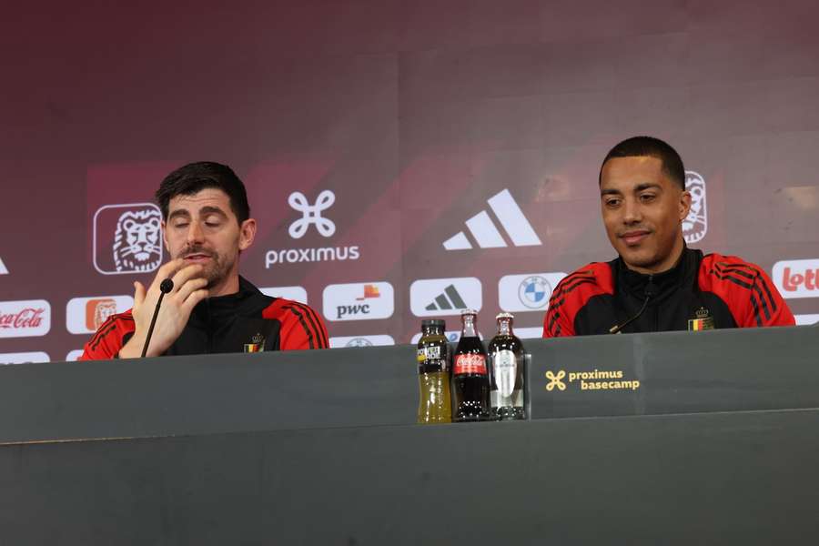 كورتوا إلى جانب تيليمانز