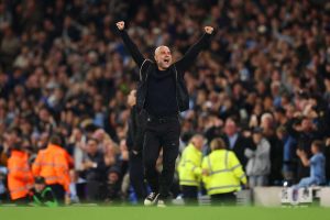 بِب جوارديولا يفيض فرحًا بعد هدف مانشستر سيتي المتأخر ضد أستون فيلا في المباراة الحاسمة.