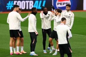 لويس إنريكي حذر باريس سان جيرمان من الاستهانة بقوة أستون فيلا في مباراة الذهاب.