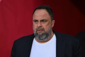قرر مالك نادي نوتنجهام فورست، إيفانجيلوس ماريناكيس، التنحي عن السيطرة المباشرة على النادي؛ وذلك للالتزام بالقواعد واللوائح المعمول بها في الاتحاد الأوروبي لكرة القدم (يويفا).