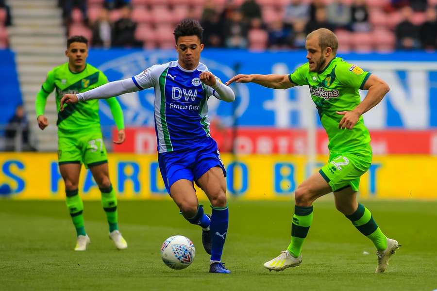 روبنسون يتصدى لضغوط تيمو بوكي من نورويتش عام 2019 روبنسون يتصدى لضغوط تيمو بوكي من نورويتش عام 2019