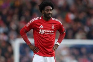 أعلن مدرب نوتينغهام فورست نونو إسبيريتو سانتو أن أولو أينا "سيغيب لفترة" بسبب إصابة في عضلة الساق.