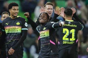 صدّ بي إس في هجوم فيينورد العنيف بفوز مشحون بالتوتر أمام إف سي خرونينجن.