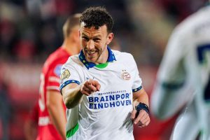 اختصر بي إس في الفجوة مع أياكس بعد بداية متعثرة أمام إف سي تونتي، بينما أضاع أز نقاطًا مرة أخرى.