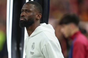 أعلن ريال مدريد أن المدافع أنطونيو روديجر خضع لعملية جراحية في الركبة.