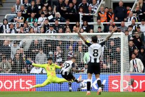 نيوكاسل يهدي الفوز الكبير على مانشستر يونايتد إلى إيدي هاو الغائب