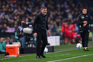 مدير فريق إيه سي ميلان، سيرجيو كونسيساو، يعبر عن تقديره لجماهير أودينيزي على تصفيقهم لحارس المرمى مايك مينيان.