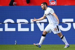 سجل بوينديا هدف الفوز في الوقت المحتسب بدل الضائع ليحافظ باير ليفركوزن على آماله في لقب الدوري الألماني.