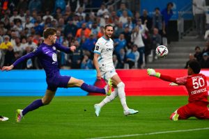 أنهت مارسيليا سلسلة الهزائم المروعة بفوز مثير في الدوري الفرنسي على تولوز.