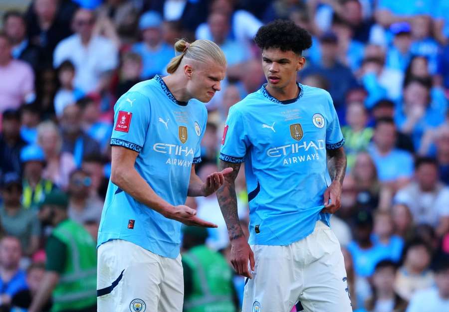 إيرلينغ هالاند يتحدث مع نيكو أويريلي خلال نهائي كأس الاتحاد الإنجليزي. إيرلينغ هالاند يتحدث مع نيكو أويريلي خلال نهائي كأس الاتحاد الإنجليزي.