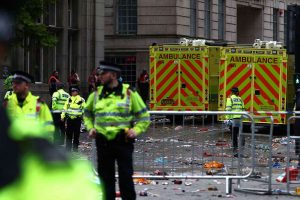 أصيب 27 شخصًا بعدما قام رجل بقيادة سيارته نحو حشد خلال احتفالات ليفربول بفوزهم باللقب.