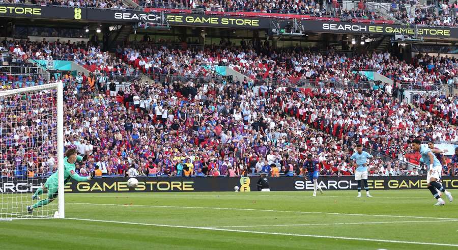 حارس مرمى كريستال بالاس، دين هندرسون، ينقذ ركلة الجزاء من عمر مرموش في نهائي كأس الاتحاد الإنجليزي. حارس مرمى كريستال بالاس، دين هندرسون، ينقذ ركلة الجزاء من عمر مرموش في نهائي كأس الاتحاد الإنجليزي.