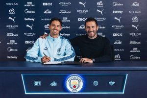 أعلن مانشستر سيتي عن تعاقده مع لاعب خط الوسط الهولندي ريندرز من نادي ميلان الإيطالي.