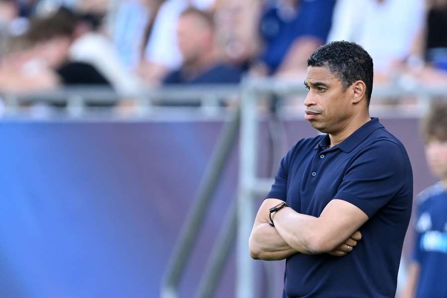 مايكل ريزيجر شاهد فريقه يعاني في الشوط الأول مايكل ريزيجر شاهد فريقه يعاني في الشوط الأول