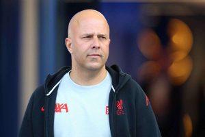 مدرب ليفربول أرني سلوت يُقدم تحية لتكريم اللاعب الراحل ديوجو جوتا قبل مباراة ما قبل الموسم