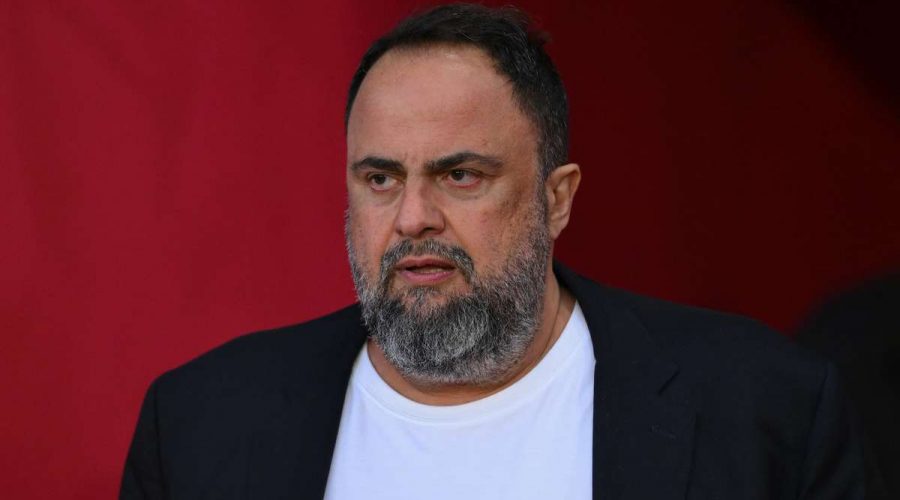 قرر مالك نادي نوتنجهام فورست، إيفانجيلوس ماريناكيس، التنحي عن السيطرة المباشرة على النادي؛ وذلك للالتزام بالقواعد واللوائح المعمول بها في الاتحاد الأوروبي لكرة القدم (يويفا).