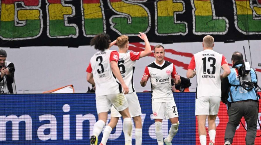 سجل جوتزه بينما تفوق آينتراخت فرانكفورت على شتوتغارت الذي لعب بعشرة لاعبين ليتصدر المركز الثالث في البوندسليجا.