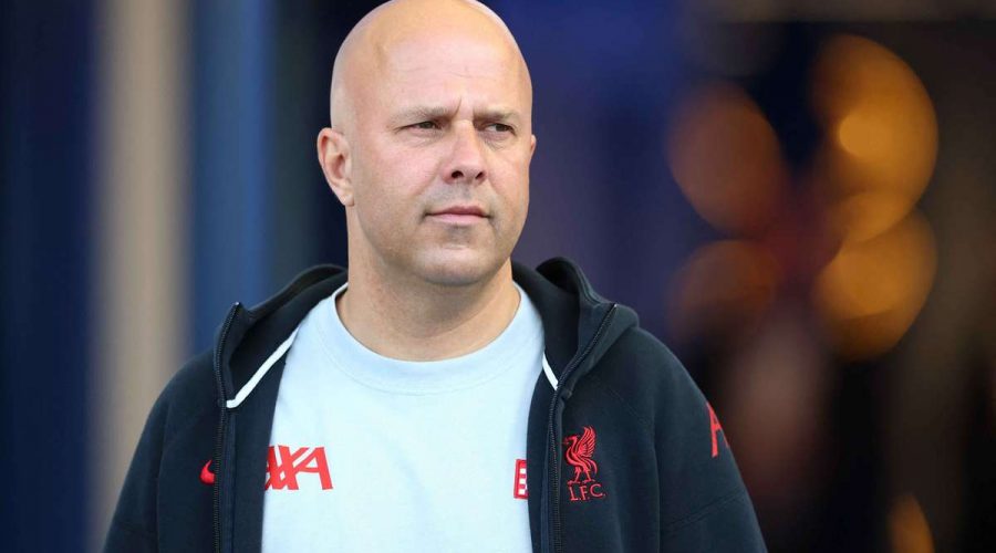 مدرب ليفربول أرني سلوت يُقدم تحية لتكريم اللاعب الراحل ديوجو جوتا قبل مباراة ما قبل الموسم