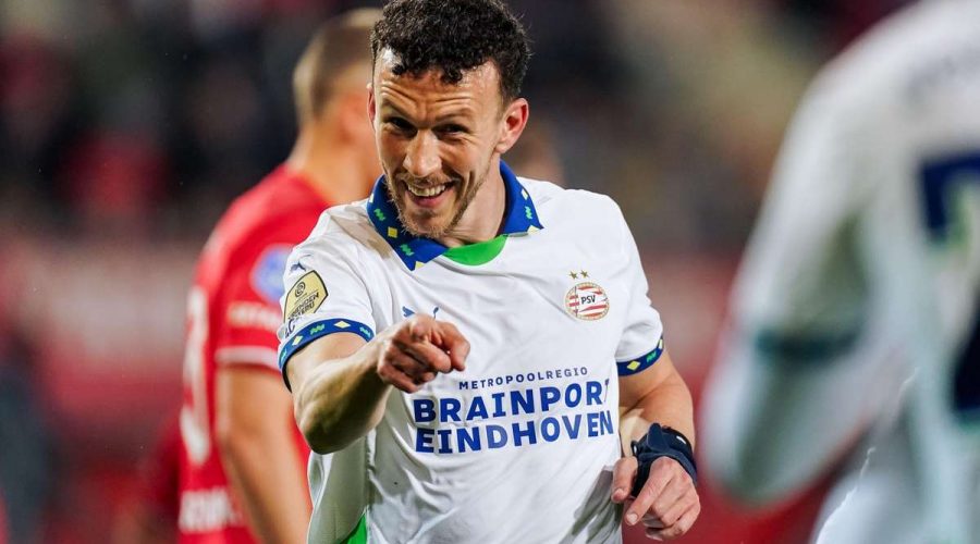 اختصر بي إس في الفجوة مع أياكس بعد بداية متعثرة أمام إف سي تونتي، بينما أضاع أز نقاطًا مرة أخرى.