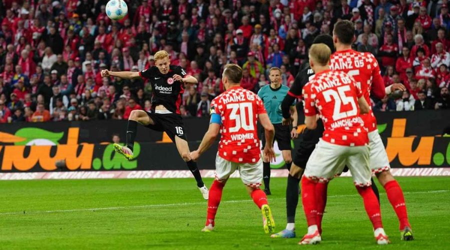 فرانكفورت على أعتاب التأهل لدوري أبطال أوروبا بعد تعادله الصعب مع ماينتس.