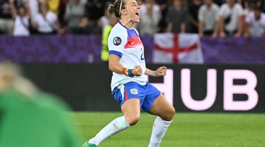 مدربة منتخب إنجلترا سارينا ويجمان تثني على لوسي برونز بعد أدائها البطولي في دور ربع النهائي.