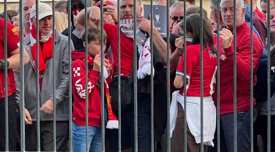 وزير فرنسي يعتذر عن إلقاء اللوم على مشجعي ليفربول في فوضى نهائي دوري أبطال أوروبا 2022