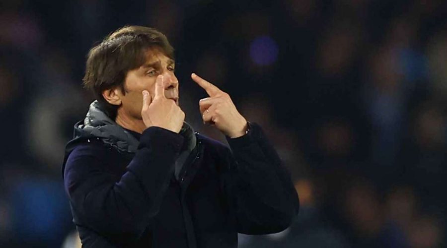 أنطونيو كونتي في قمة السعادة بعد أن أعاد نابولي إحياء آمال الفوز بلقب الدوري الإيطالي بفوزه على ميلان