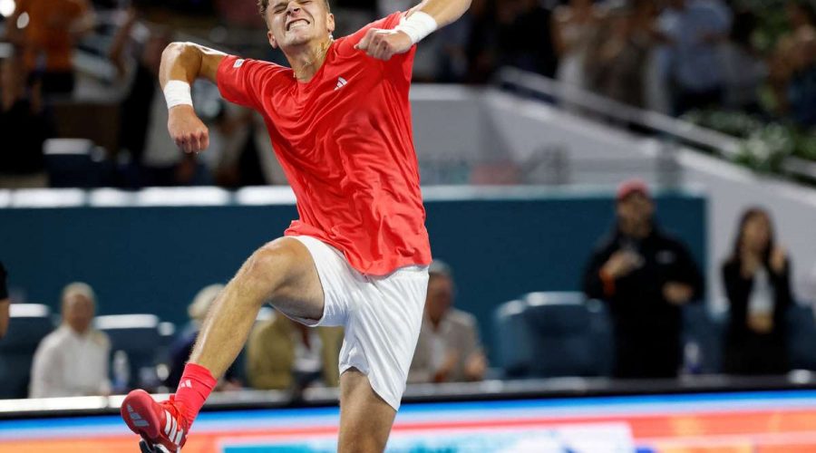 منسيك يقدّر مصافحة ميسي المحظوظة، ويصف خصمه في نهائي ميامي، ديوكوفيتش، بأنه "أكبر قدوة له".