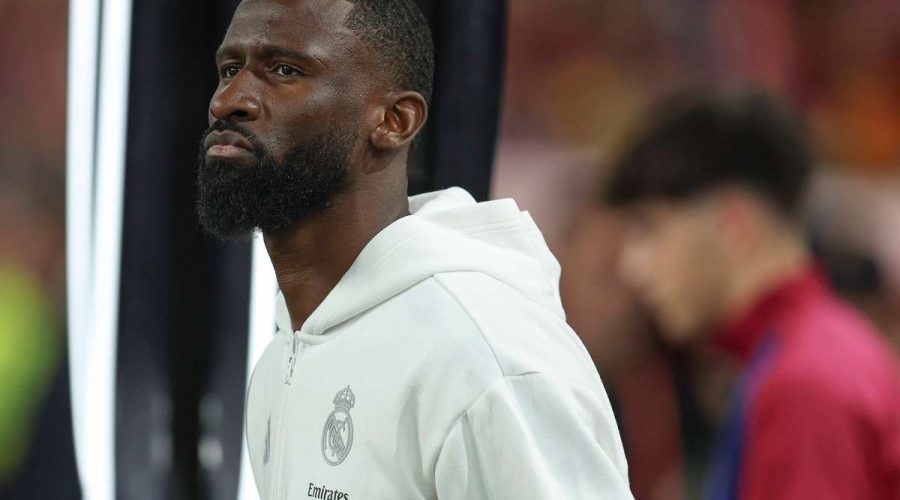 أعلن ريال مدريد أن المدافع أنطونيو روديجر خضع لعملية جراحية في الركبة.