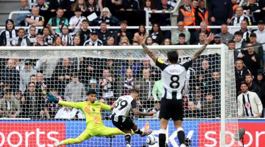 نيوكاسل يهدي الفوز الكبير على مانشستر يونايتد إلى إيدي هاو الغائب