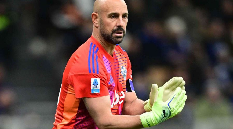 أعلن حارس المرمى الإسباني الفائز بكأس العالم، بيبي رينا، اعتزاله كرة القدم.