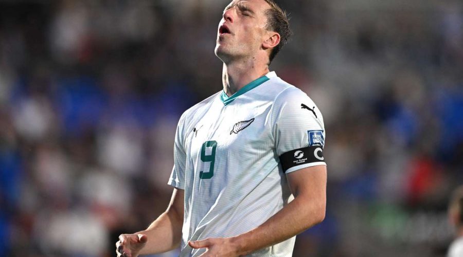 يقود كريس وود، قائد منتخب "أول وايتس"، حملة لصنع التاريخ في كأس العالم هذا الأسبوع.