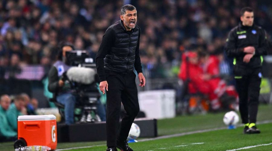 مدير فريق إيه سي ميلان، سيرجيو كونسيساو، يعبر عن تقديره لجماهير أودينيزي على تصفيقهم لحارس المرمى مايك مينيان.