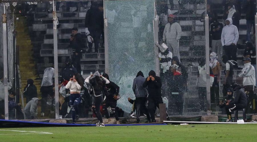 تم تأجيل ديربي تشيلي إثر وفاة مشجعين لفريق كولو كولو خلال مباراة كوبا ليبرتادوريس.